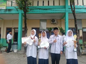 PEMBERIAN PENGHARGAAN KEPADA PESERTA DIDIK DIBIDANG PENCAK SILAT DAN TILAWAH AL QUR’AN