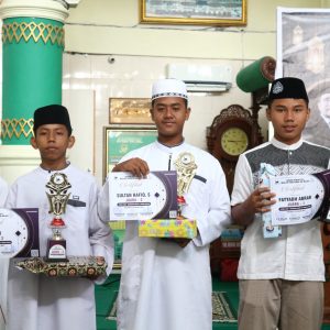 MEMPERINGATI HARI ISRA MI’RAJ, PENGURUS MESJID PARIPURNA AN NAJAH BERIKAN HADIAH LOMBA DAN SANTUNAN ANAK YATIM